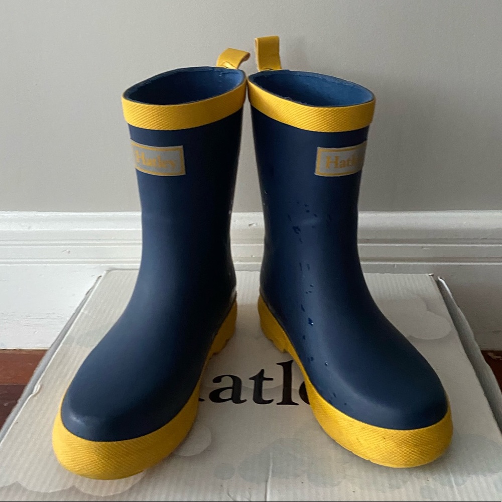 Hatley Navy & Yellow Matte Rain Boots in size 11